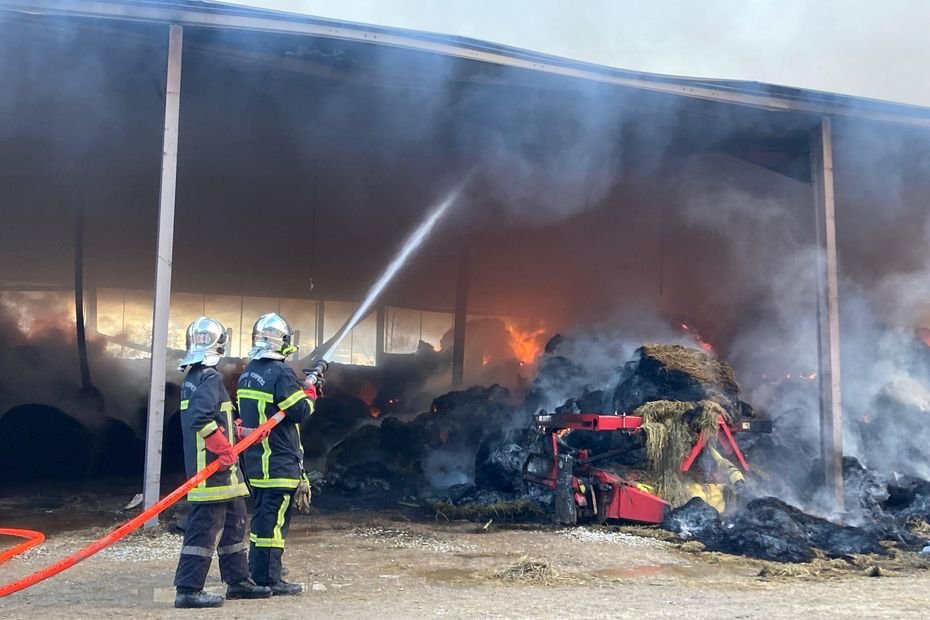 EN IMAGES. Plus de 125 porcs décèdent dans l&rsquo;incendie d&rsquo;une ferme : les 1 800 m2 de l&rsquo;exploitation « totalement embrasés »