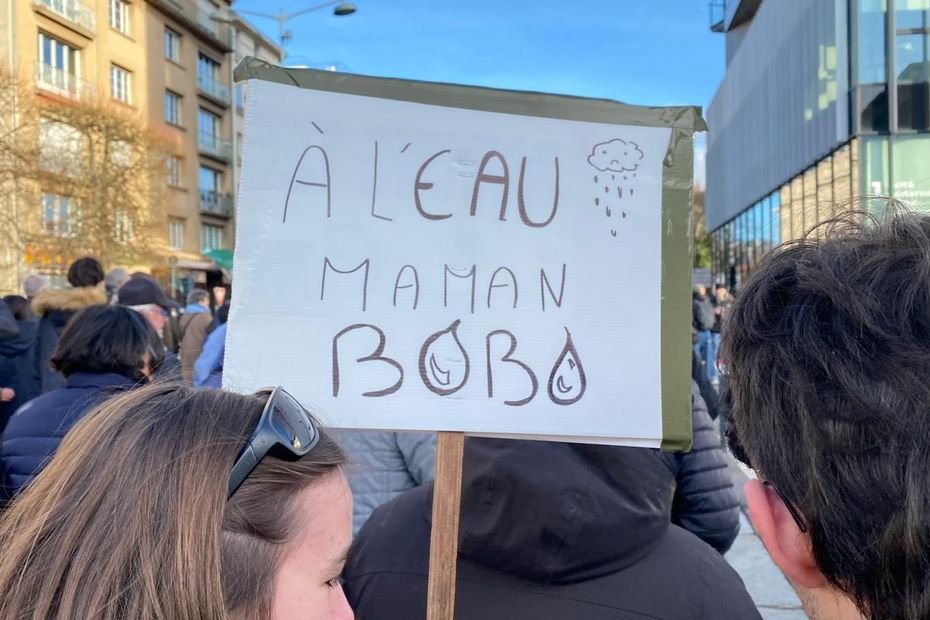 « On veut juste vivre sainement ! » 3000 personnes manifestent à Rennes pour défendre « la qualité de l&rsquo;eau, la santé et la démocratie »