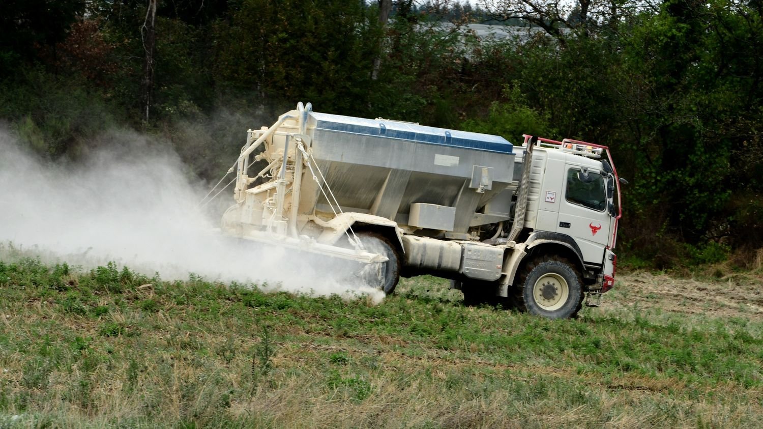 Loi Duplomb : des militants écologistes réclament une convention citoyenne sur l’usage des pesticides lors d’une manifestation à La Rochelle