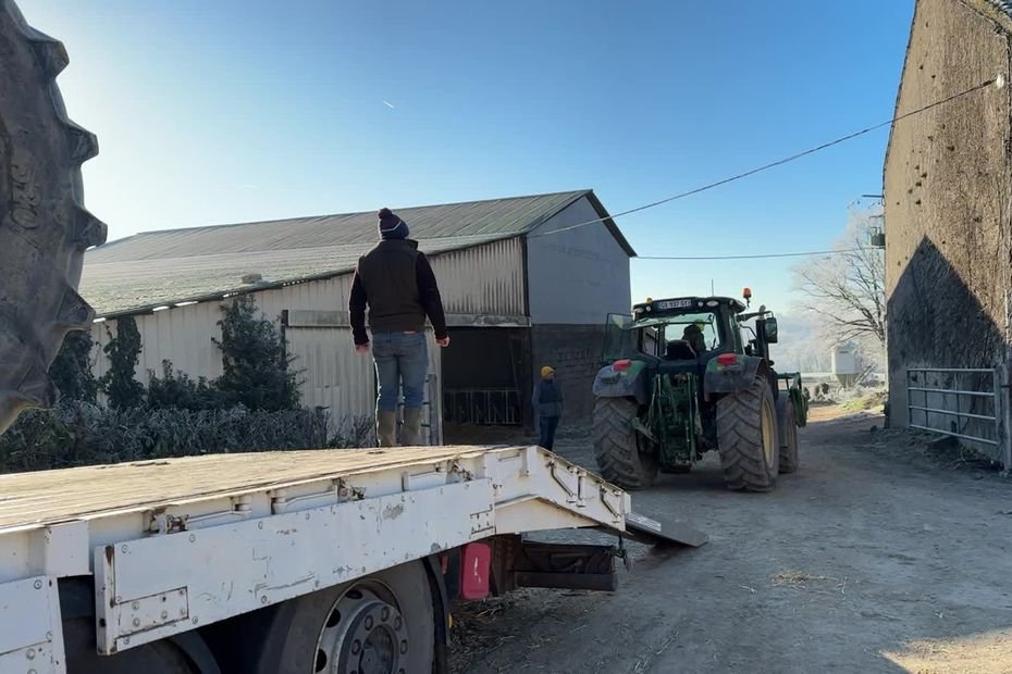 « Ça fait un mois et demi qu&rsquo;il ne se passe rien, alors on a pris les tracteurs ! » A l&rsquo;appel de la CR les agriculteurs tentent de rejoindre Paris