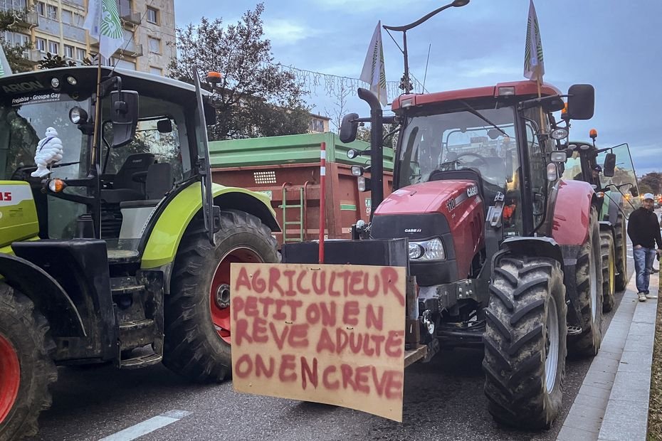 Les agriculteurs en colère rencontrent Emmanuel Macron ce mercredi, opérations escargot, actions coup de poing, à quoi faut-il s’attendre ?