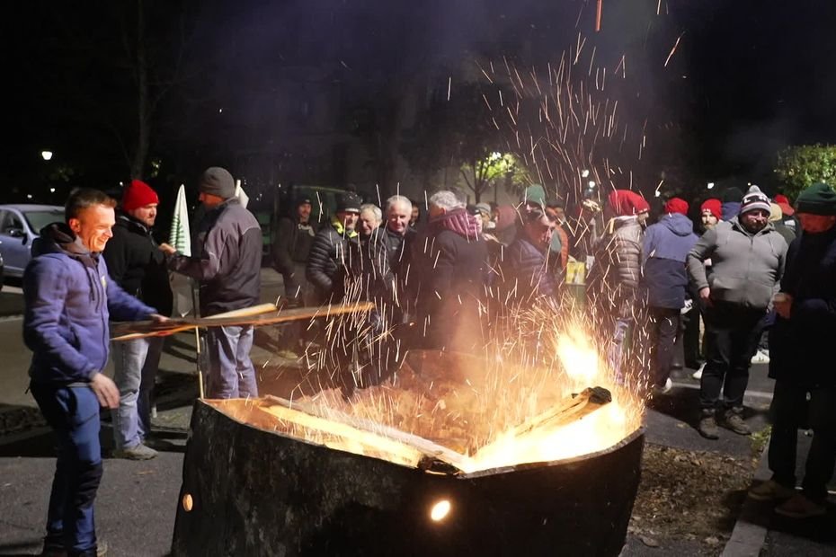 « Je suis presque à bout, alors que je suis au début de ma carrière » : feux symboliques, tracteurs vers Paris, les agriculteurs expriment leur colère