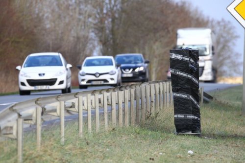 "C'est mieux que d'aller déverser du fumier devant une préfecture" : bâchés, tagués, entourés de pneus... les radars routiers, nouveaux marqueurs de la lutte paysanne