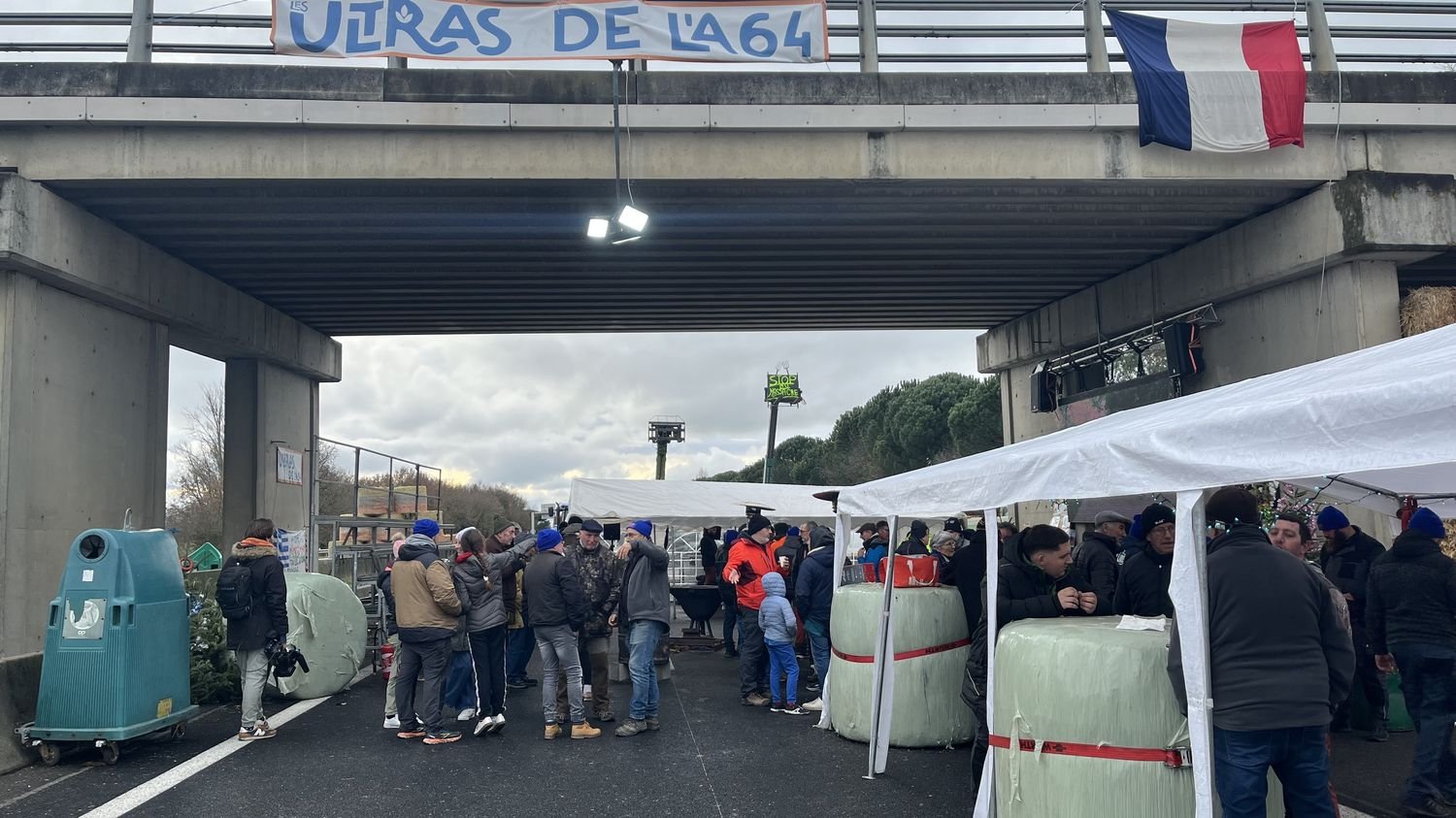 REPORTAGE. « On a prévu de cuire le chapon à la broche » : en Haute-Garonne, les agriculteurs des Ultras de l&rsquo;A64 se préparent à passer Noël sur l&rsquo;autoroute