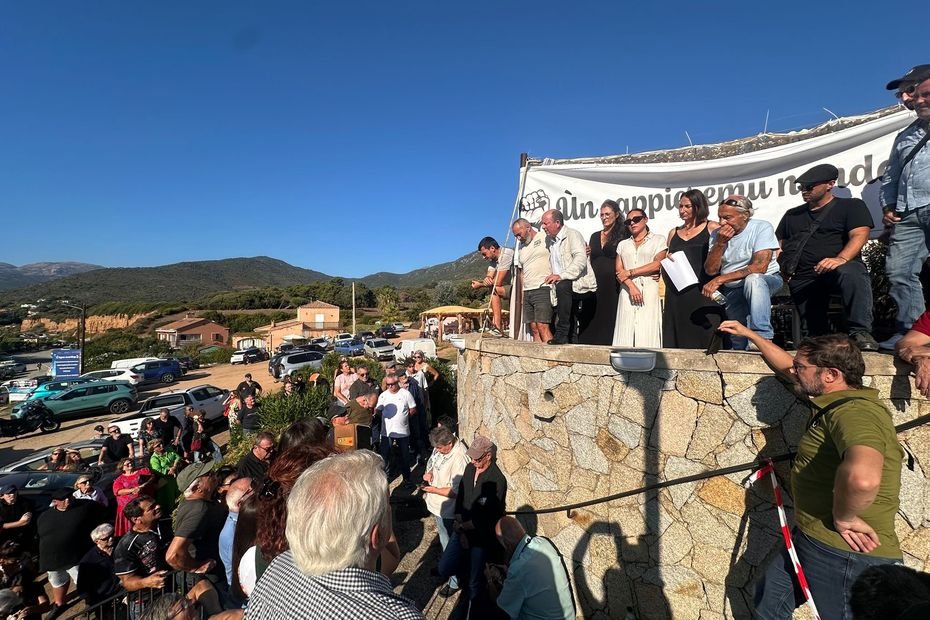 Près de 300 personnes réunies à Sagone en soutien à Jean-Luc Albertini, dont l’épicerie a pris feu