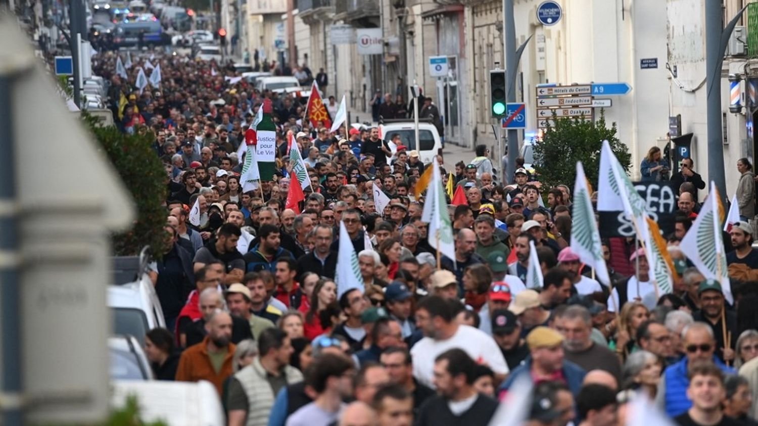 A Béziers, entre 4 000 et 7 000 viticulteurs manifestent pour demander au gouvernement d’agir « vite » face à la crise