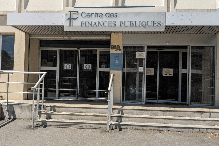 Deux agriculteurs interpellés après avoir mis le feu à un bâtiment du ministère de l’Économie, les forces de l’ordre appellent des renforts