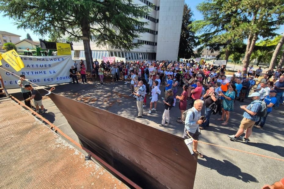 Dermatose nodulaire contagieuse : “L’Etat dépeuple nos zones de montagne”, une manifestation réunit 200 éleveurs