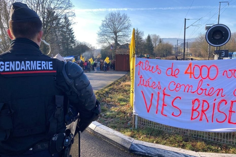 Colère des agriculteurs. Dépôt pétrolier bloqué en Savoie : les forces de l&rsquo;ordre sur place, les manifestants lèvent le barrage