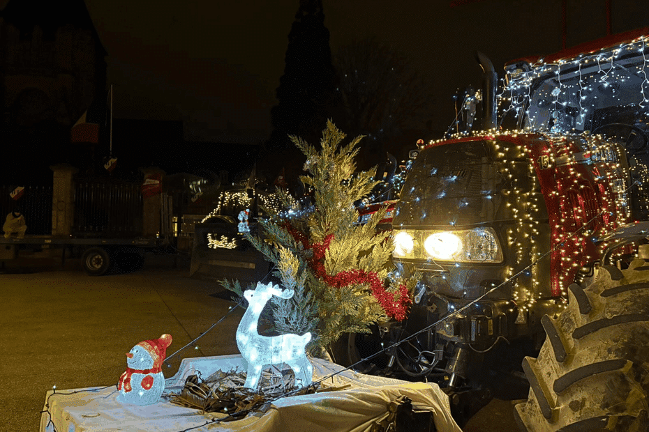 « Que le président de la République arrête de nous prendre pour des guignols », les agriculteurs ont manifesté sur leurs tracteurs illuminés devant la préfecture du Mans