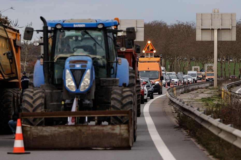 Dermatose nodulaire : « ça risque d&rsquo;arriver », en Île-de-France, une quinzaine de tracteurs bloquent une nationale