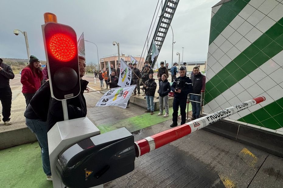 Rond-point occupé et opération péage gratuit : les accords du Mercosur pointés du doigt par les agriculteurs, « c&rsquo;est l&rsquo;élevage bovin qui va disparaître »