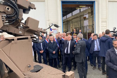 Guerre en Ukraine : François Bayrou en visite stratégique chez KNDS France où sont fabriqués les canons Caesar