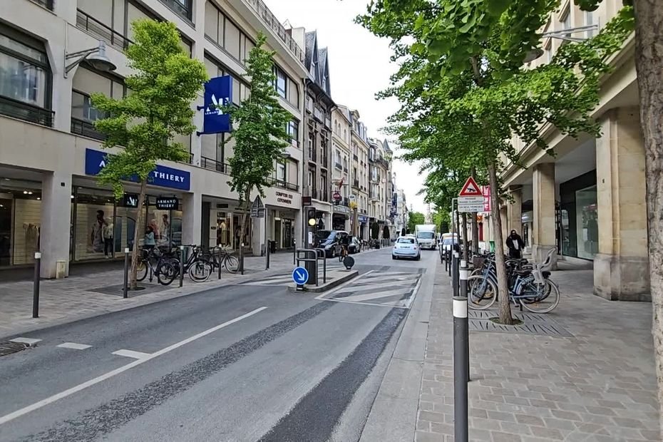 Un homme blessé à coups de couteau au centre-ville quitte l'hôpital sans explications