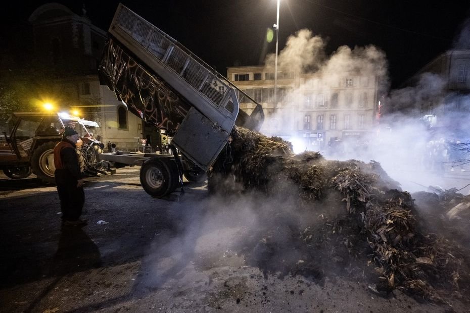 « Comment les gars peuvent ne pas péter un plomb » : l’État et les associations visés par les agriculteurs en colère, la mauvaise cible ?