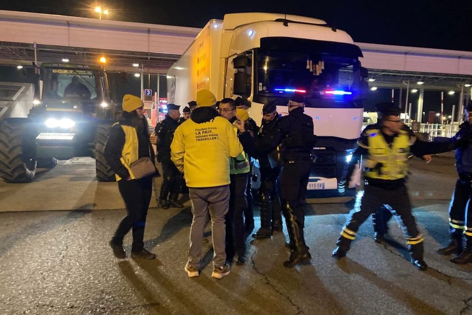 VIDÉO. Agriculteurs en colère : la Coordination rurale bloque les camions au péage, tensions avec les forces de l’ordre sur place