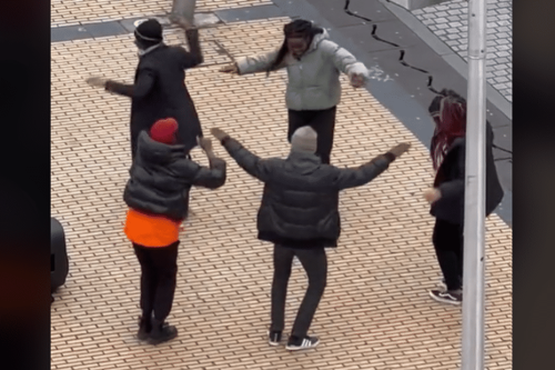 VIDÉO. "Comment ne pas te louer", la chanson chrétienne qui cartonne sur TikTok fait danser les passants à Amiens