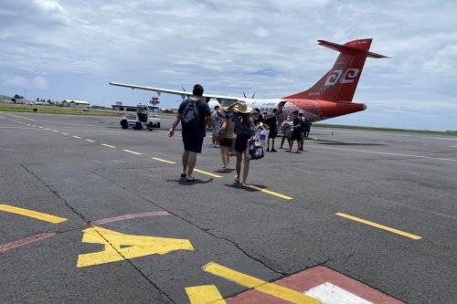 Un ATR de Air Tahiti atterrit sans sa roue avant gauche à Faaa