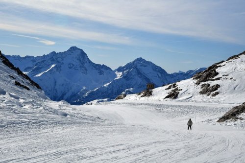 Alpe d’Huez : deux skieurs emportés par une avalanche, un homme légèrement blessé