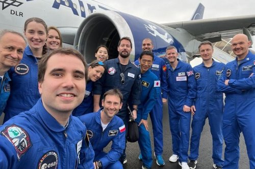 PHOTOS. Avion avec "plus d'astronautes à son bord que la station spatiale" : l'étrange série de selfies au pied d'un Airbus piloté par Thomas Pesquet