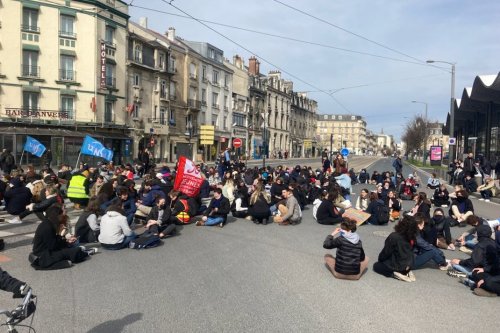 DIRECT. Réforme des retraites : les jeunes se font entendre dans la manifestation à Reims, le tram bloqué