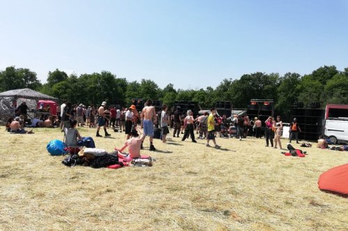 Rave-party sur un terrain agricole en Isère : les récoltes "dévastées", les teufeurs promettent de rembourser et nettoyer