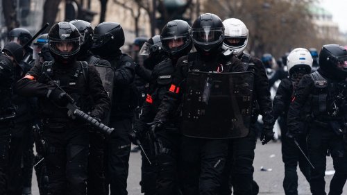 "Tu la fermes ou tu veux que je recommence ?" : un enregistrement sonore révèle des intimidations et insultes de policiers de la Brav-M à l'égard de manifestants interpellés à Paris