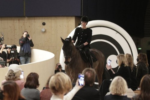 VIDEO. A cheval, Charlotte Casiraghi de Monaco crée l'évènement au défilé Chanel