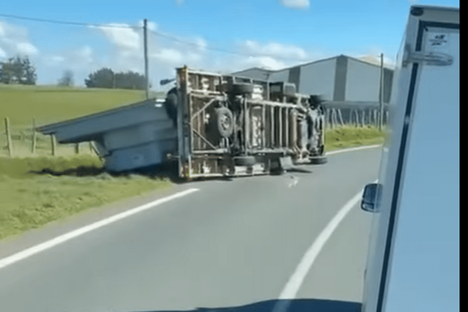 VIDÉO. Spectaculaire chute d'un camion transportant une piscine sur la voie, rabattu par les fortes rafales de vent