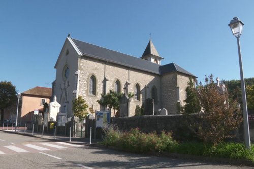 Sobriété énergétique : panneaux photovoltaïques sur le toit de l'église et nouveaux lampadaires, une commune de Savoie fait face à "l’urgence" de la situation