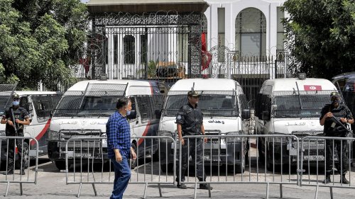 Une semaine après le coup de force de Kaïs Saïed, des Tunisiens inquiets sur les intentions de leur président : "Il menace tout un processus démocratique"