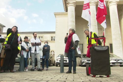 Le personnel de l'hôpital psychiatrique Saint-Jacques de Nantes en grève