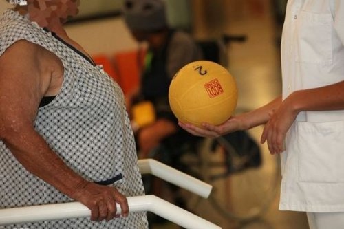 Service civique solidarité seniors : former la jeunesse à accompagner le grand âge à La Réunion