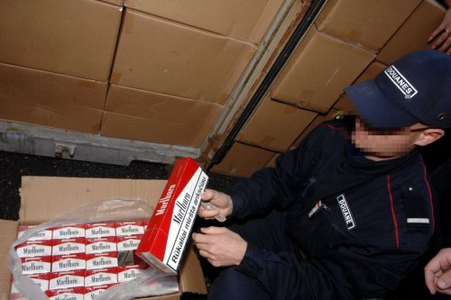 Les douaniers d'Avignon saisissent plus de 10 tonnes de cigarettes de contrebande à bord d'un camion