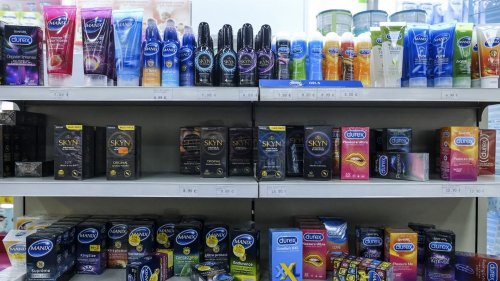 La gratuité du préservatif en pharmacie concernera aussi les mineurs, annonce Emmanuel Macron sur Twitter