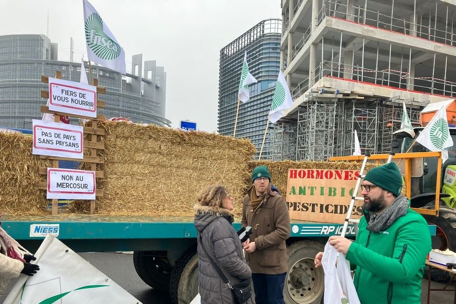 « Des jeunes pourraient abandonner leurs projets d’installation », manifestation des agriculteurs devant le Parlement européen contre le Mercosur
