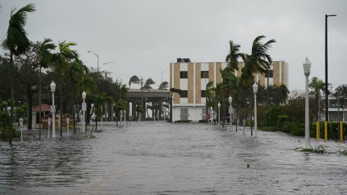 Ouragan Ian : des millions de foyers américains privés d'électricité, une vingtaine de personnes portées disparues au large de la Floride