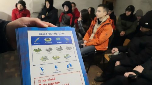 Reportage "Il restera peut-être des mines le jour où je rentrerai chez moi" : en Ukraine, des collégiens apprennent à se protéger des explosions