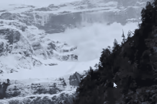 Avalanche spectaculaire au cirque de Gavarnie : des images impressionnantes saisies en direct dans les Pyrénées