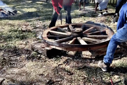 Les derniers artisans charrons de Marie-Galante, gardiens d'un savoir-faire ancestral