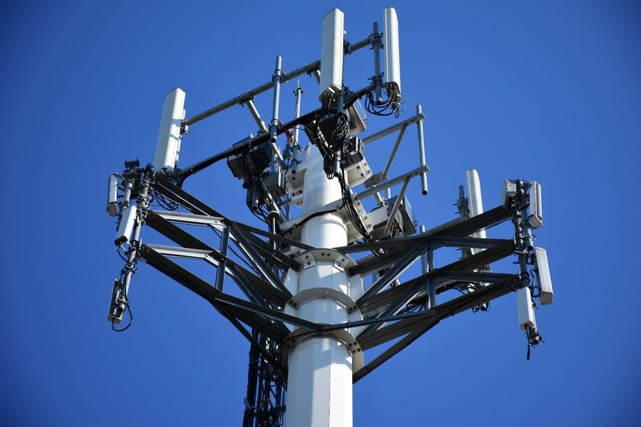 "Bouygues, ils font ce qu’ils veulent" : pourquoi le projet d'installation d'une antenne 5G près du Canal du Midi fait polémique dans cette commune
