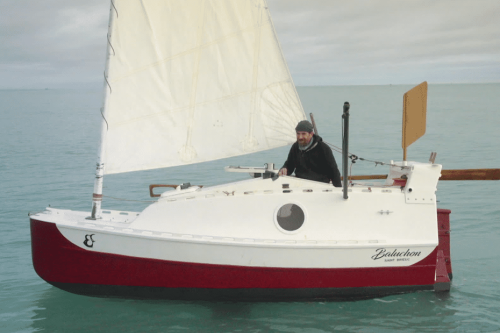 "Je suis atteint d'une maladie difficilement guérissable", Yann Quenet poursuit son tour du monde sur "Baluchon 2", un micro voilier de 4 mètres