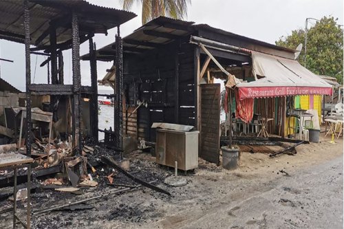 Sainte-Luce : deux restaurants, très prisés par les touristes, ravagés par un incendie - Martinique la 1ère