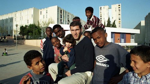                   On a retrouvé ces enfants photographiés avec Zinédine Zidane en 1998 à Marseille