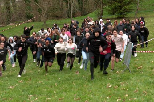 VIDEO. A Quimper, des lycéens mobilisés pour les Blouses roses