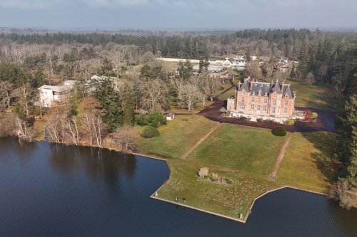 Éducation de luxe à l'anglo-saxonne ou "endoctrinement intégriste" ? Le futur collège-lycée privé catholique hors contrat défend son projet