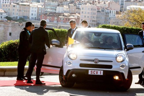 Pape à Marseille : pourquoi le souverain pontife roule-t-il en Fiat 500 ?