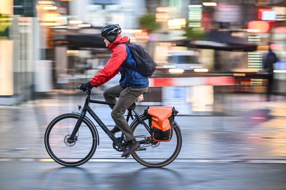 "Je n'ai pas d'embouteillage et je prends soin de la planète" : les salariés troquent leur voiture contre des vélos électriques de fonction