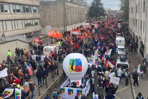 PHOTOS. Tracteurs, blocages et retour en force : revivez la mobilisation contre la réforme des retraites en Centre-Val de Loire