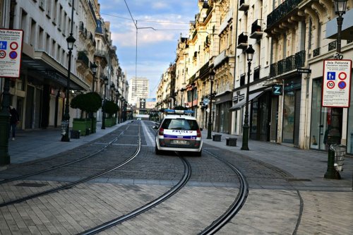 Lutte contre le narcotrafic : "On sait très bien qu’une partie des commerces sont une façade et servent au blanchiment de l’argent de la drogue", faut-il donner plus de pouvoirs aux maires ?